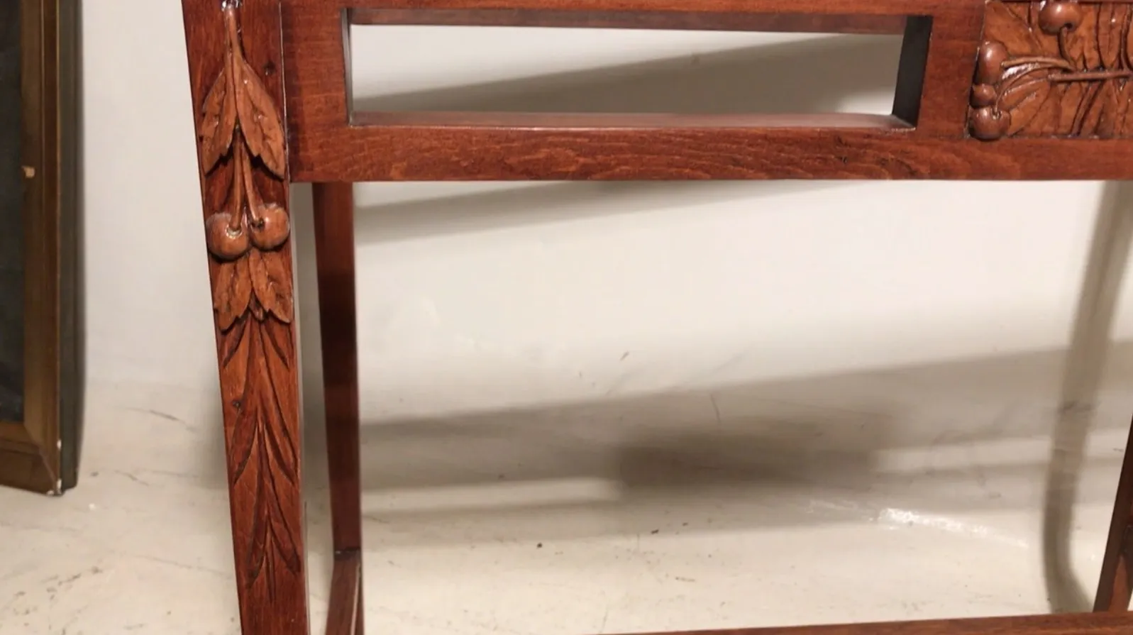 table ancienne avec des sculptures de fleurs sur les pieds