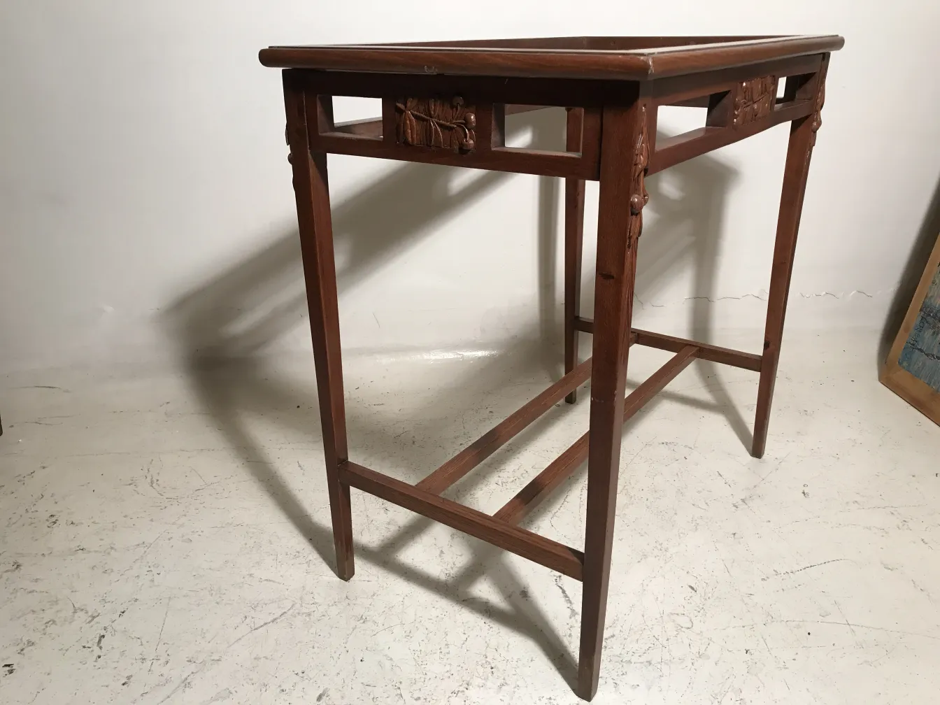 Antiker Tisch mit geschnitzten Beinen in einem eleganten Raum.