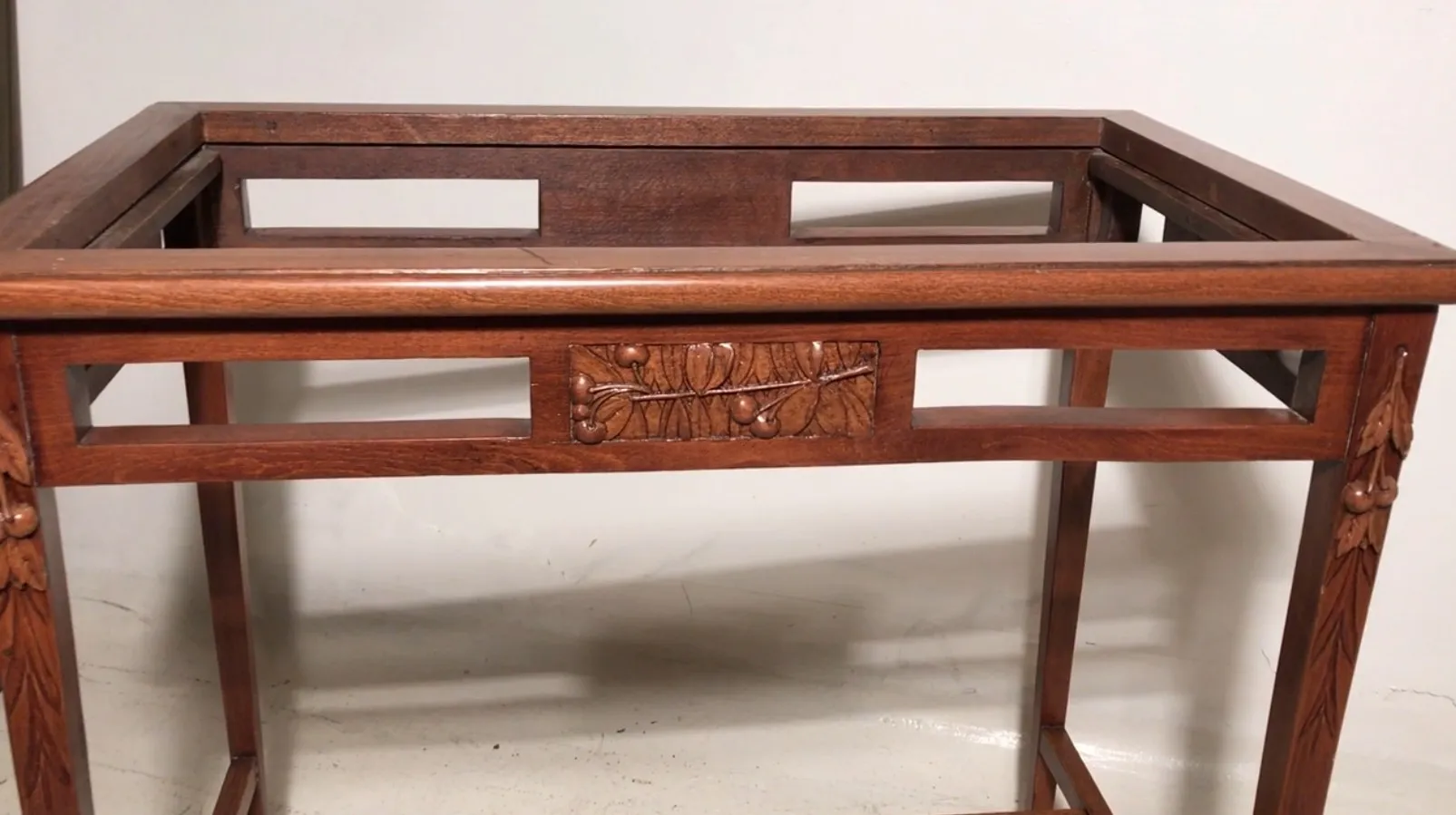 mesa antigua con decoración Art Nouveau y detalles ornamentales