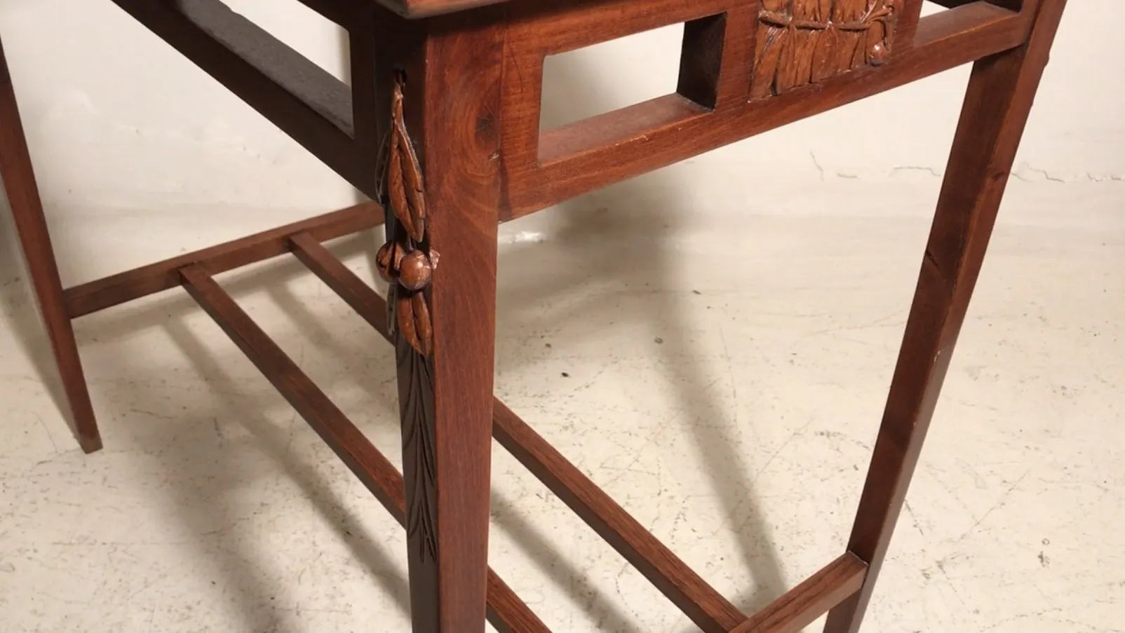 antiker Tisch mit geschnitzter Dekoration, elegantes Ambiente