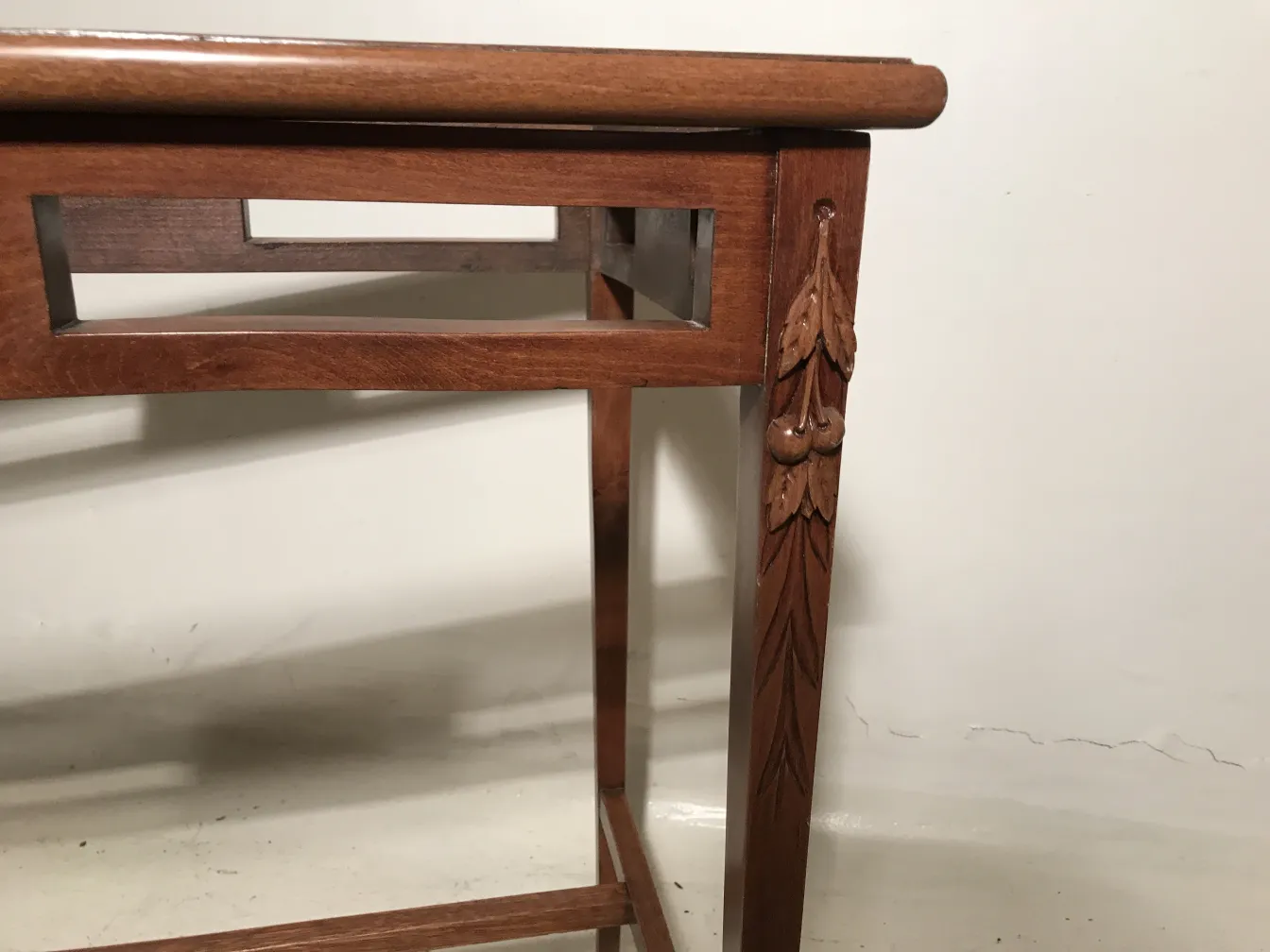 Mesa antigua con estructura detallada en estilo Art Nouveau.