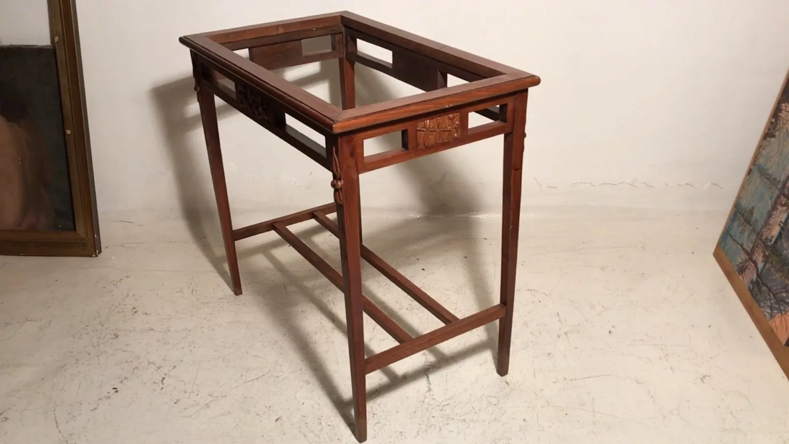 Mesa antiga com design Art Nouveau em um ambiente clássico. Perfeito como móveis decorativos.