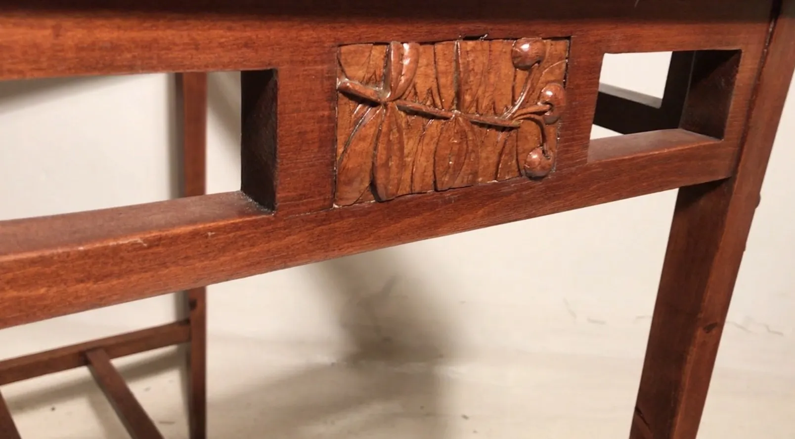 mesa antiga com entalhes e detalhes decorativos