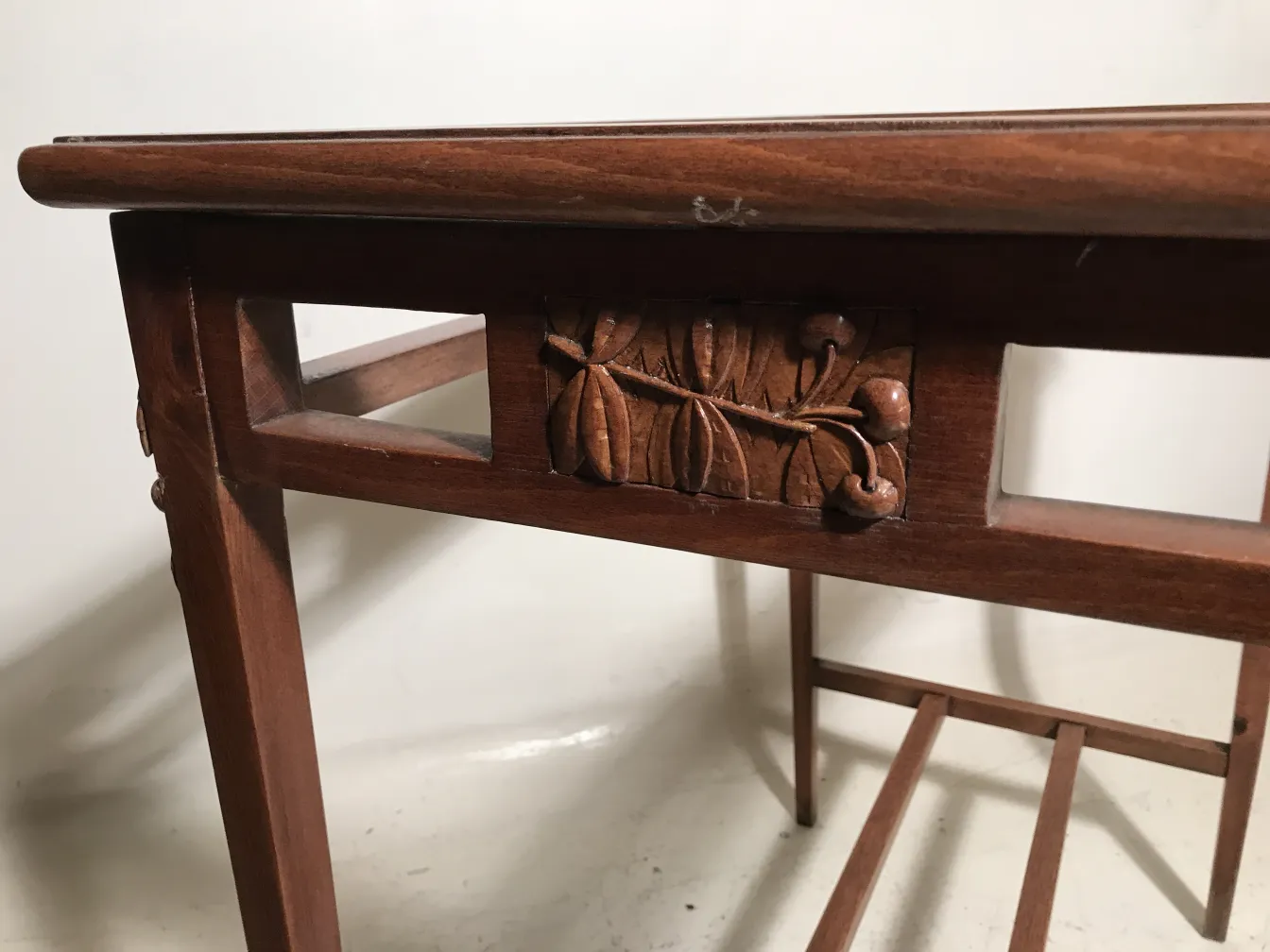 Tableau ancien en bois avec sculptures florales, cadre neutre.