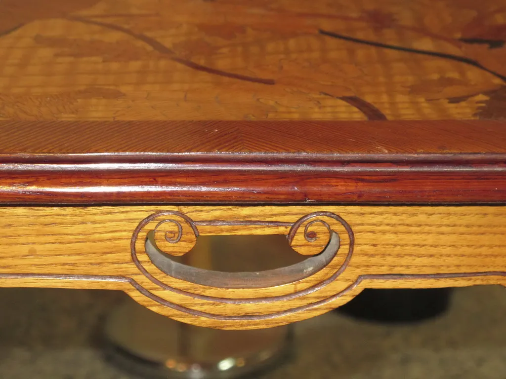 mesa de jantar antiga com detalhes decorativos, ideal para 2 pessoas, ambiente aconchegante.