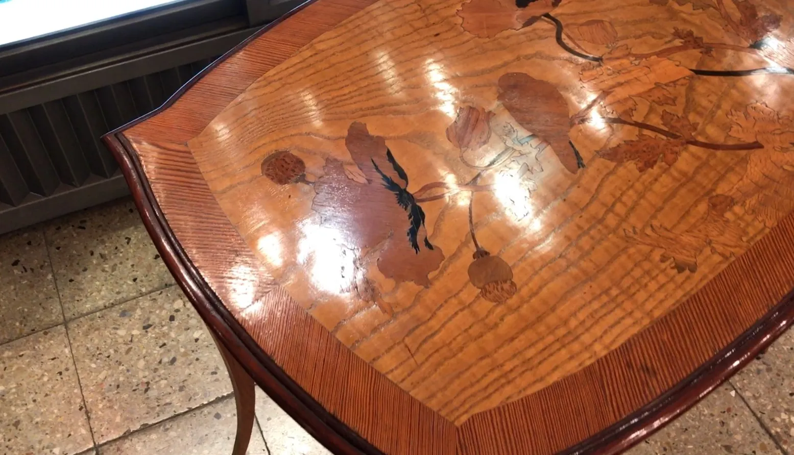 tavolo con antiche decorazioni floreali di émile gallé