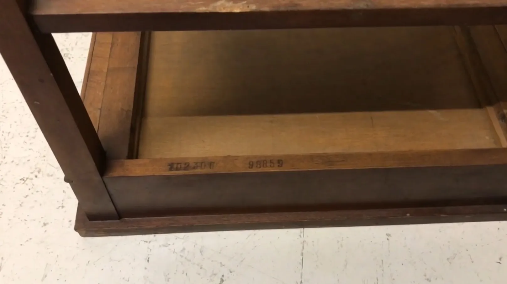 table de chevet antique andré arbus avec un design élégant, idéale pour la chambre