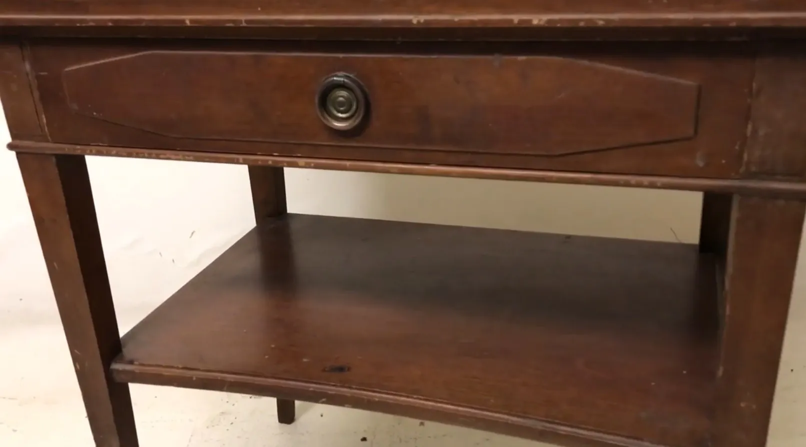 mesa de luz antigua con cajón y estante inferior