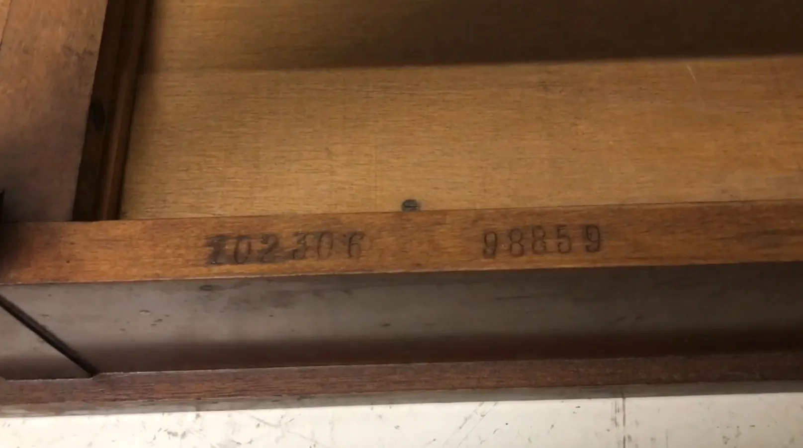 mesa de luz antiga de André Arbus em um ambiente clássico.