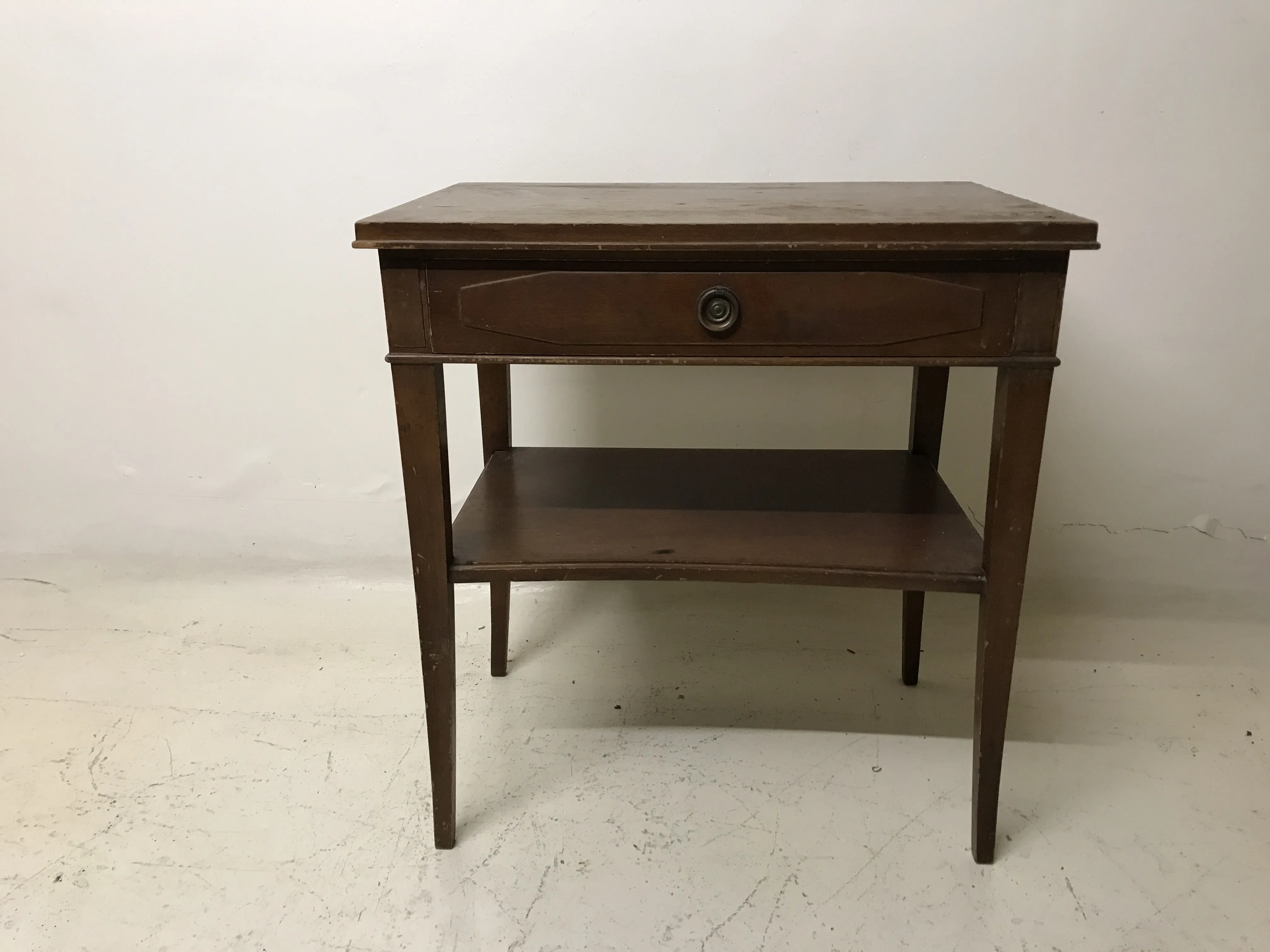 mesa antigua de diseño sencillo con un estante inferior.