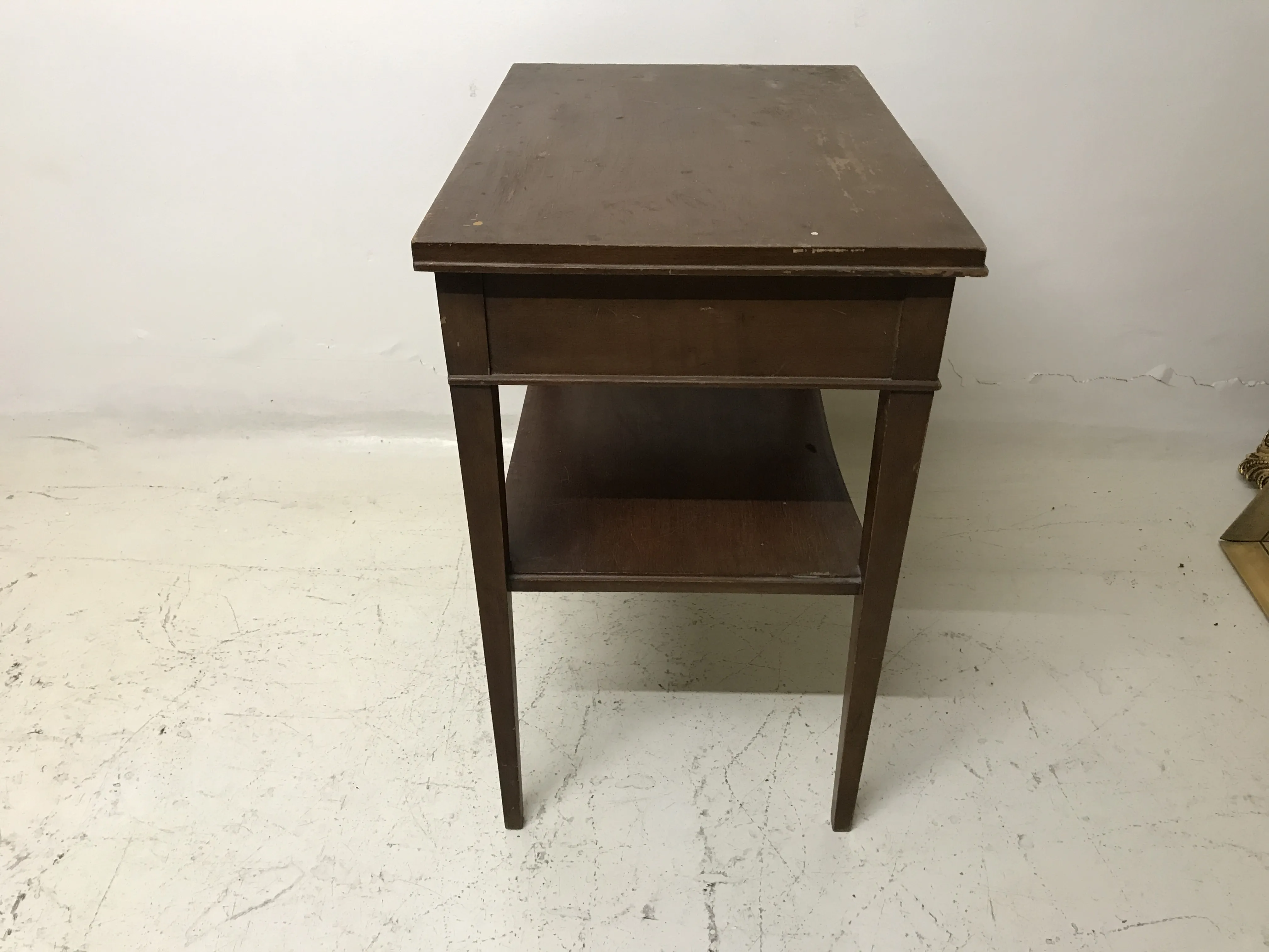 tableau antique au design simple et élégant, environnement minimaliste