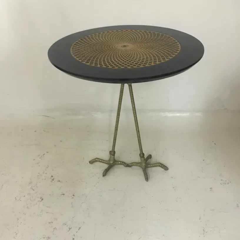 2 petites tables antiques avec un design décoratif