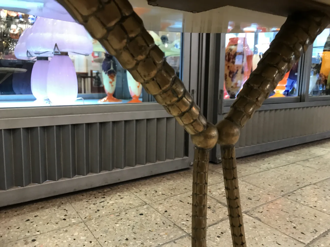 due tavolini antichi con gambe decorative