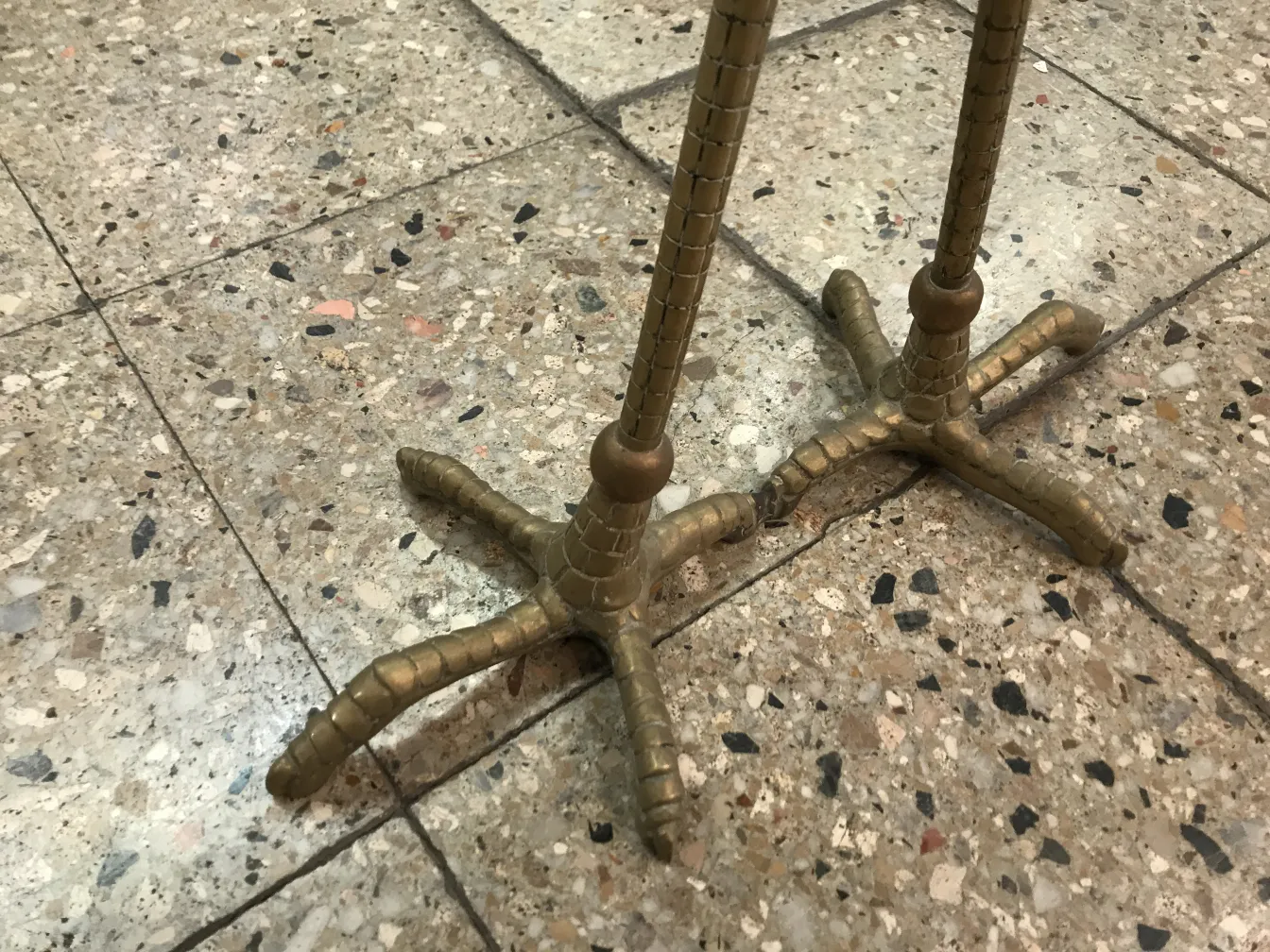 deux petites tables antiques avec une base originale dans un cadre neutre