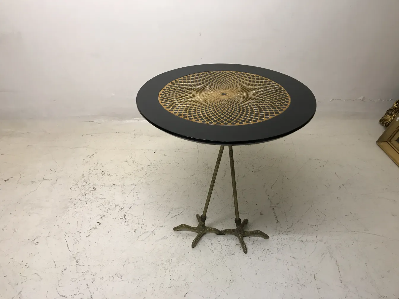 2 petites tables anciennes rondes avec un design élégant et des pieds décoratifs