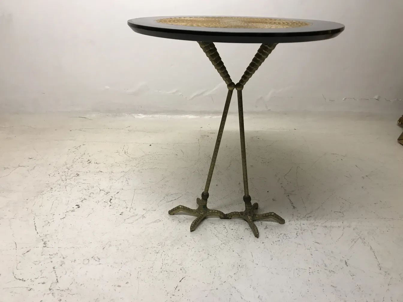 Deux anciennes petites tables avec des motifs ornés en haut et des bases décoratives, adaptées à divers environnements.