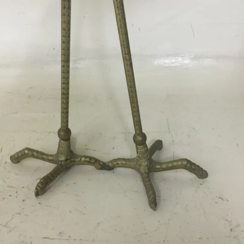 Deux petites tables anciennes avec des pieds décoratifs dans un cadre neutre