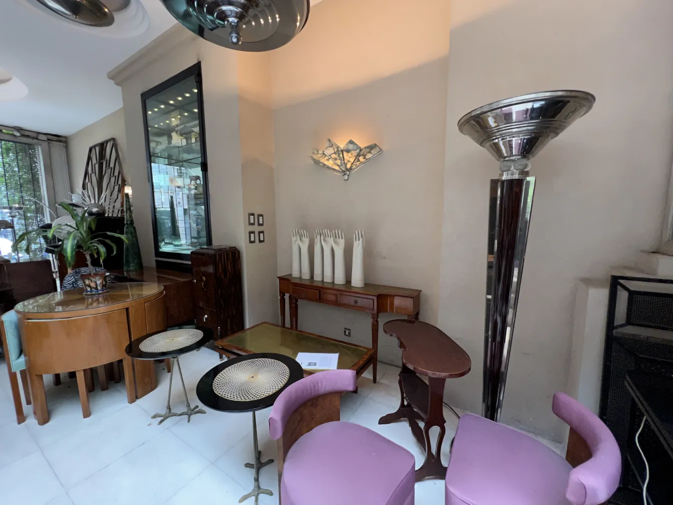 duas mesinhas antigas em um ambiente elegante