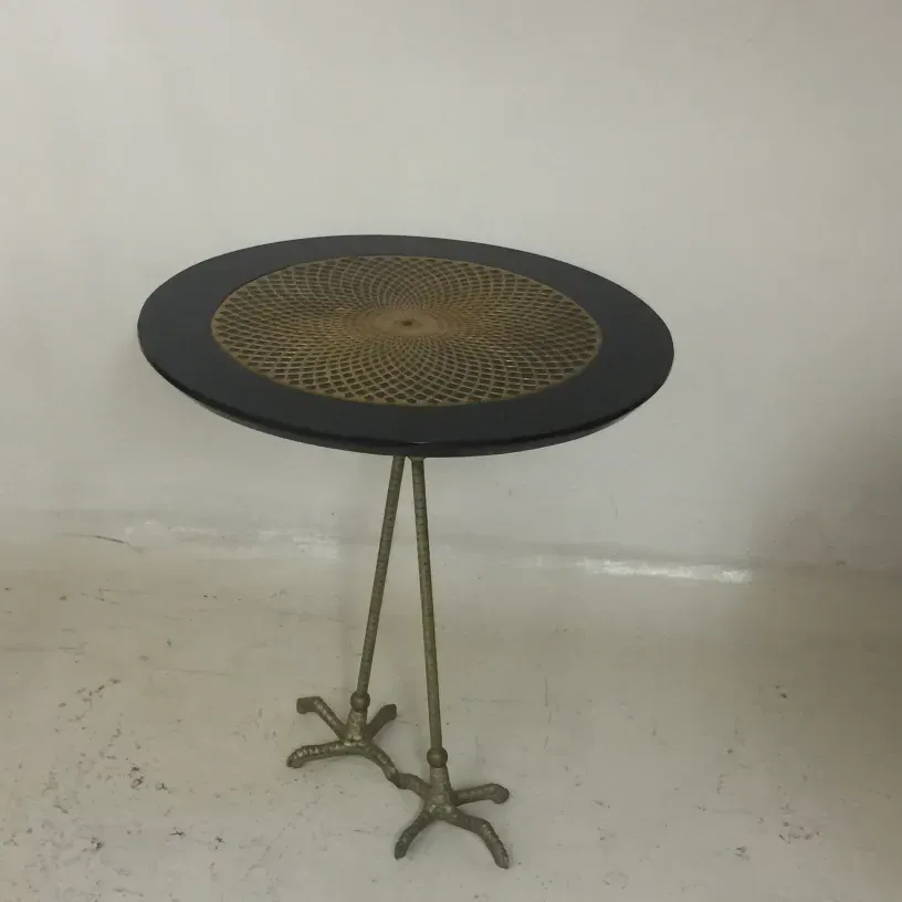 Deux petites tables antiques avec design décoratif