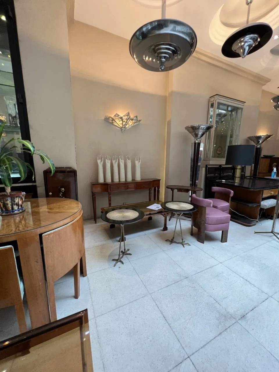 duas mesinhas antigas em um ambiente elegante com decorações