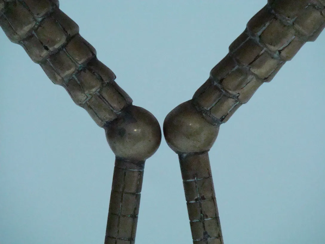 Imagem de 2 mesinhas antigas com detalhes únicos