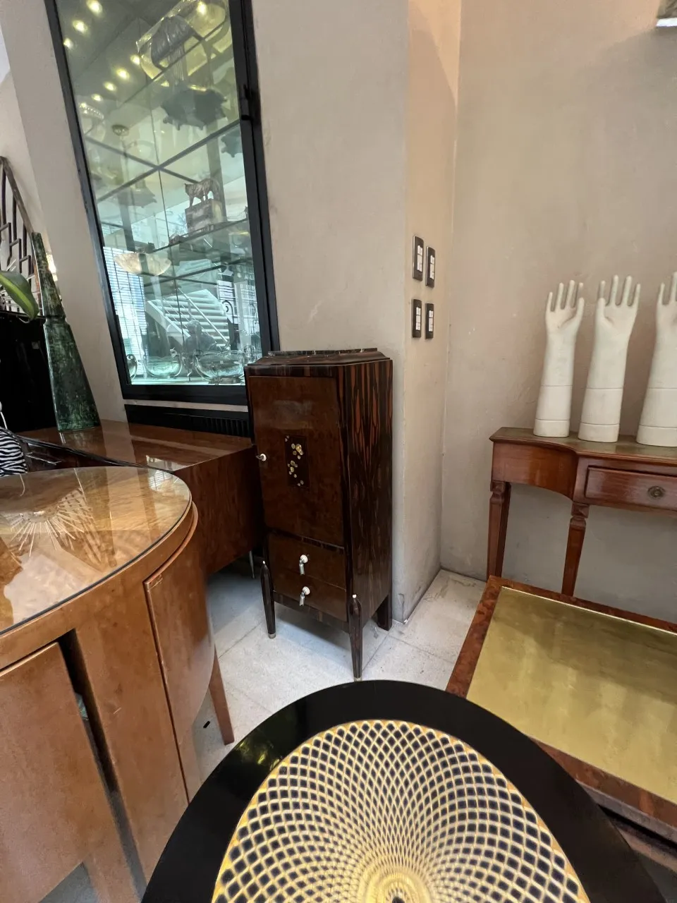 Dos mesitas antiguas con un diseño elegante, rodeadas de un ambiente acogedor y otros elementos decorativos.