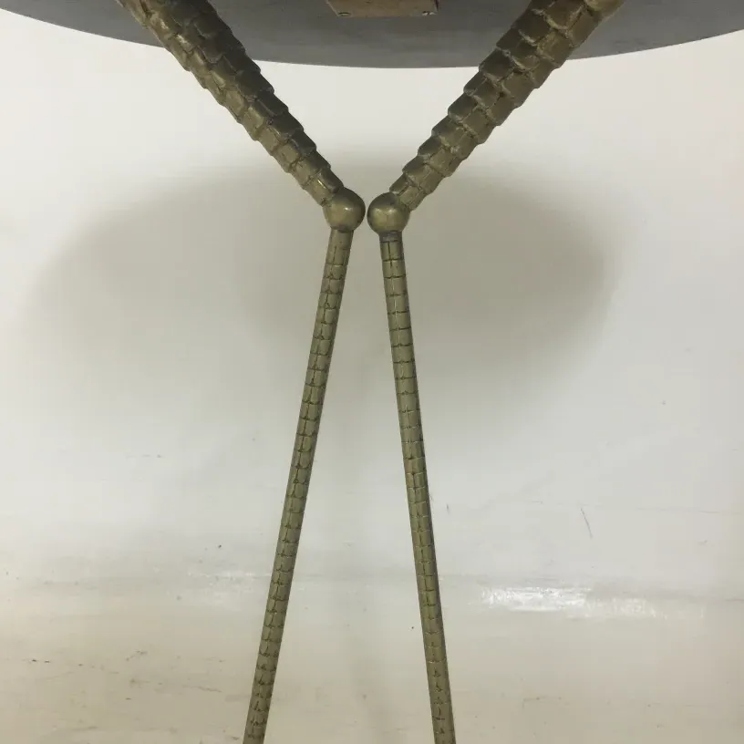 Vue détaillée de 2 petites tables anciennes avec des pattes design