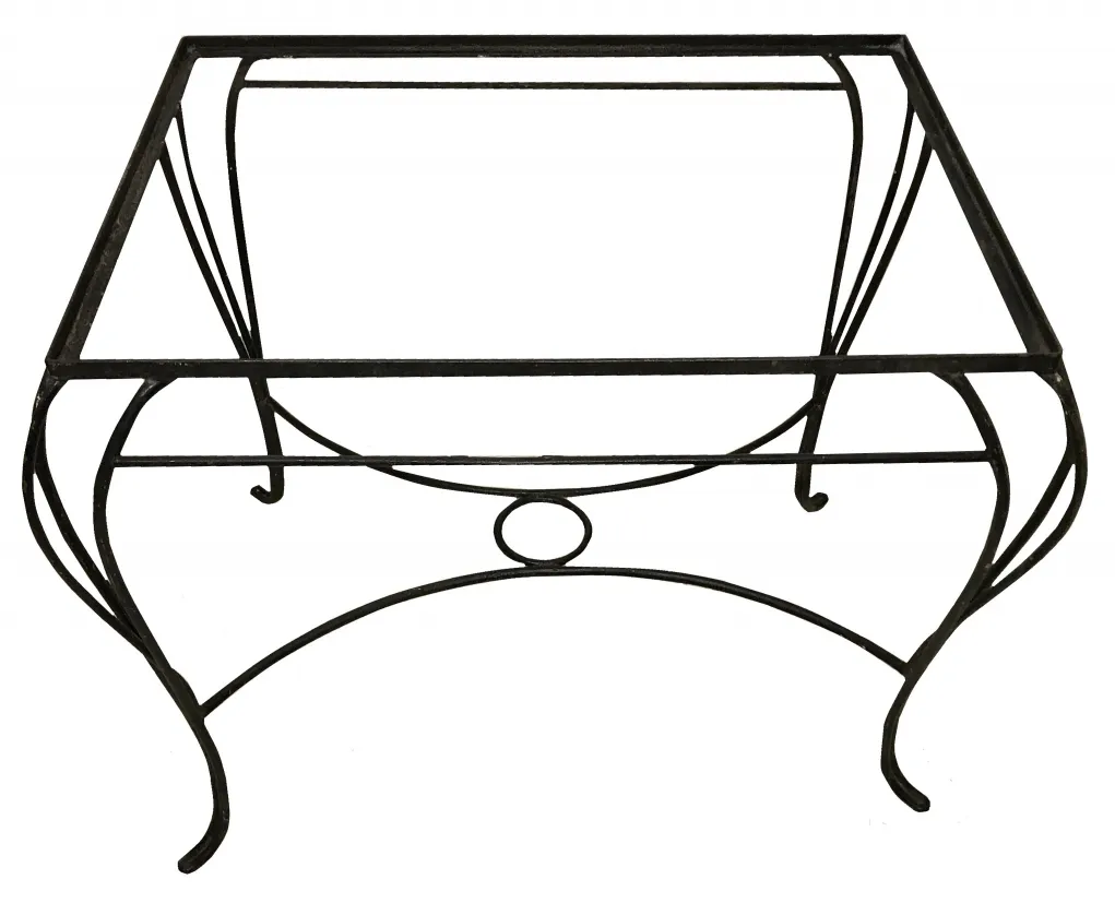 mesa antigua de jardín con un diseño elegante y llamativo