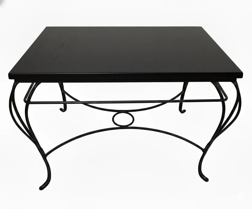 Mesa antiga de jardim com design elegante e pernas estilizadas.