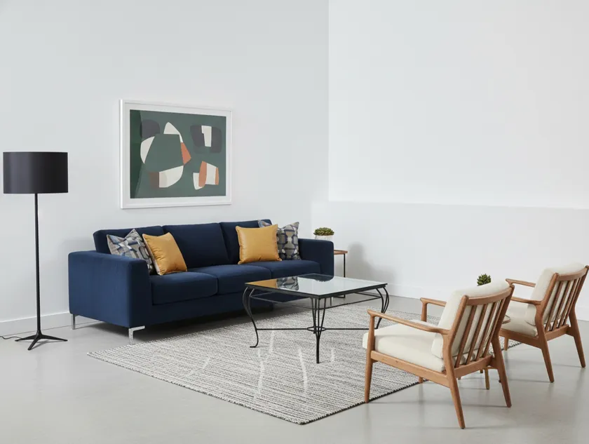 mesa antiga de jardim com cadeiras modernas e decoração