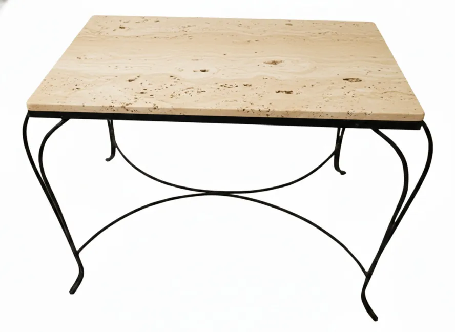 Antiker Gartentisch mit heller Oberfläche und schwarzem Rahmen.