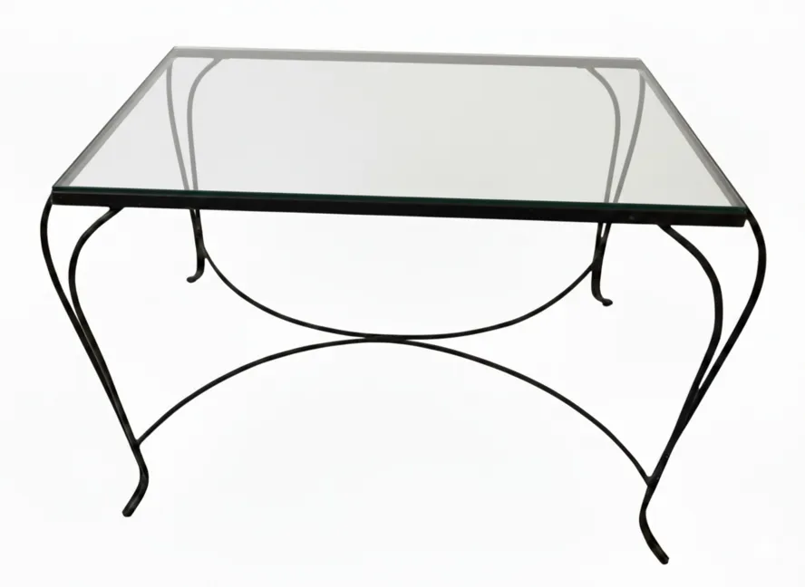 mesa antiga de jardim com base delicada e superfície clara