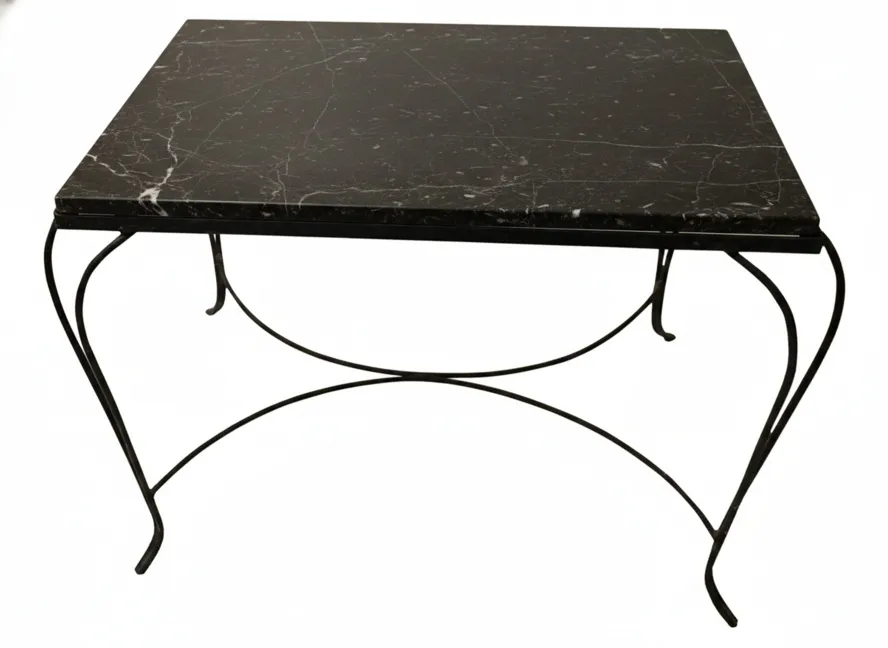 mesa antigua de jardín con patas de hierro y tapa oscura