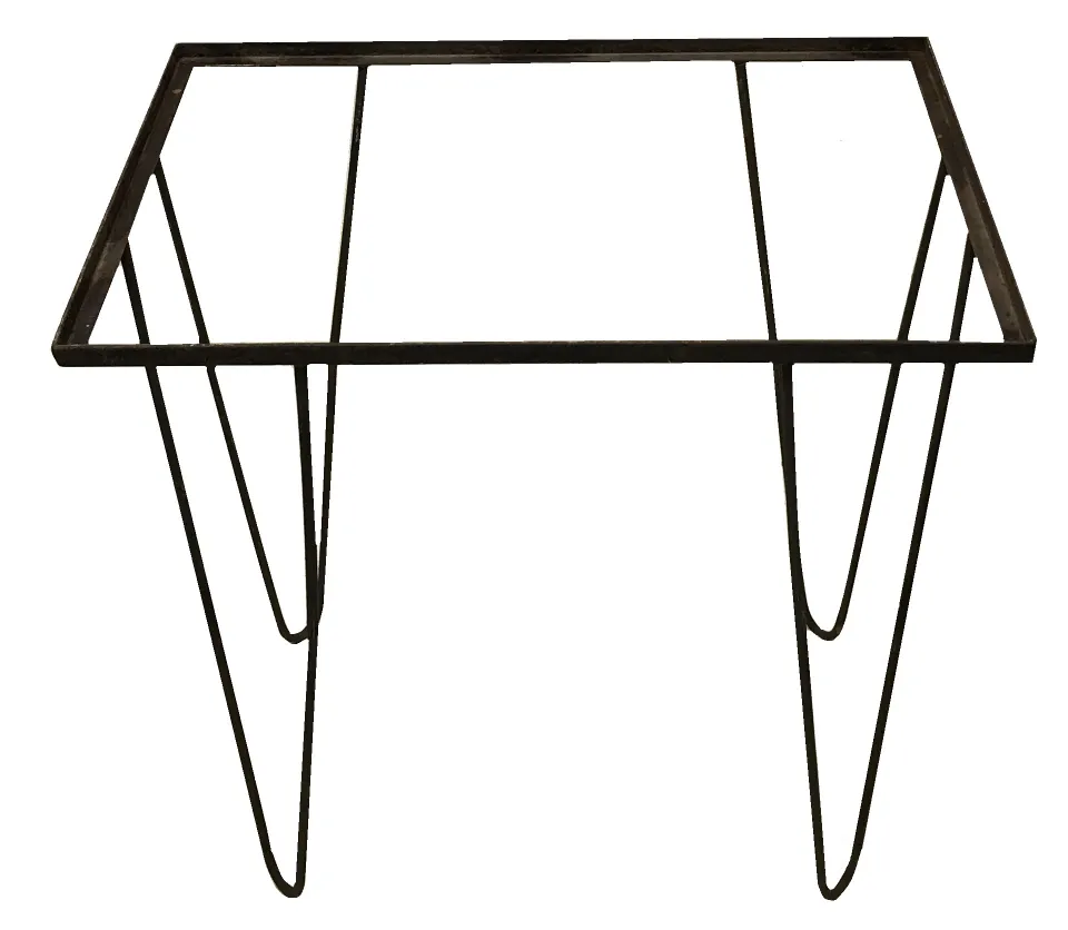 Mesa antiga com pernas de metal e design simples no jardim.