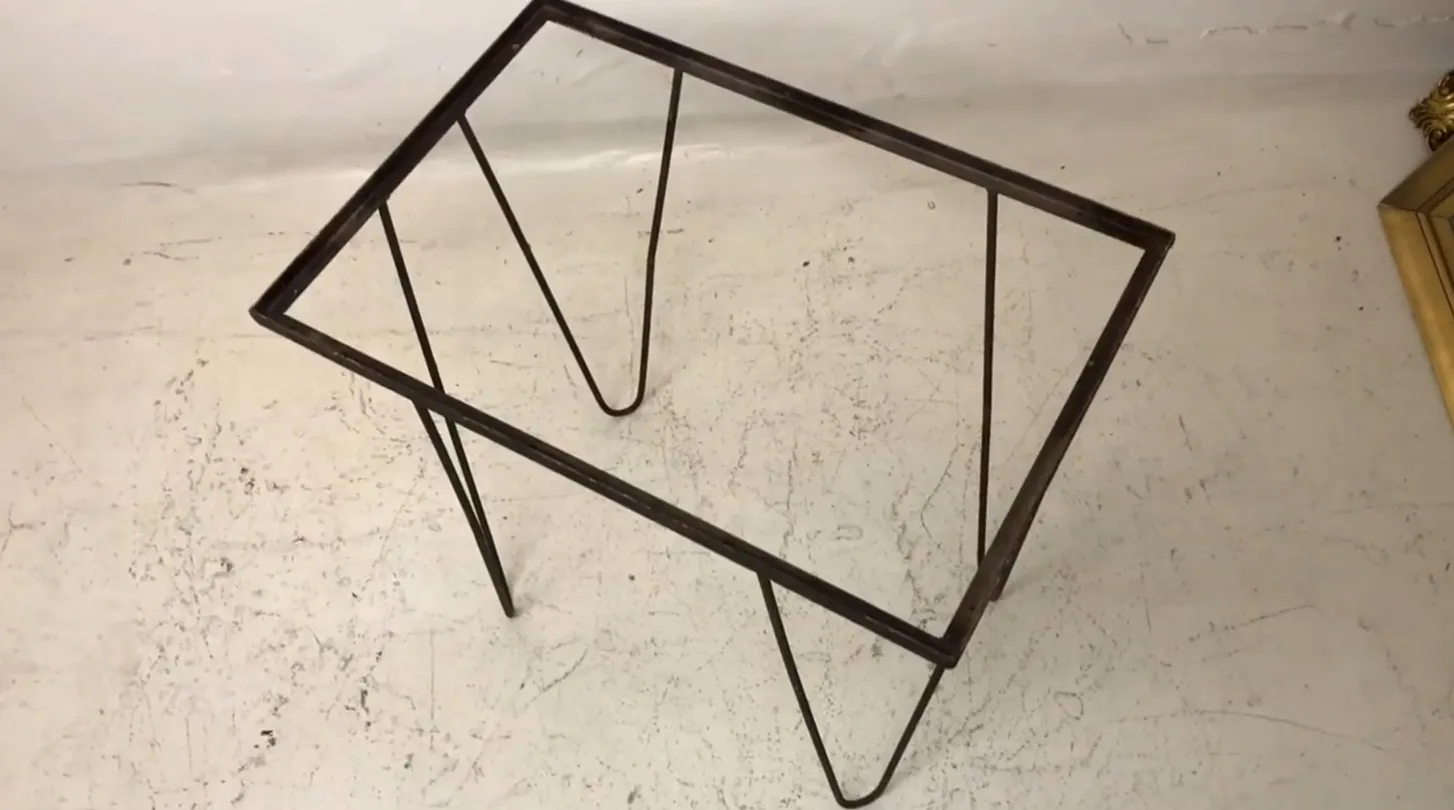 mesa antigua de jardín con diseño simple y patas delgadas