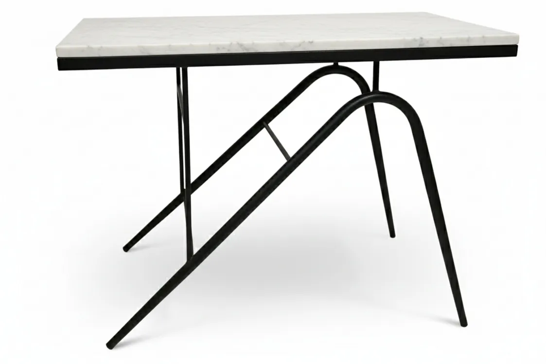 mesa antiga com formato retangular e pernas únicas em um ambiente de jardim