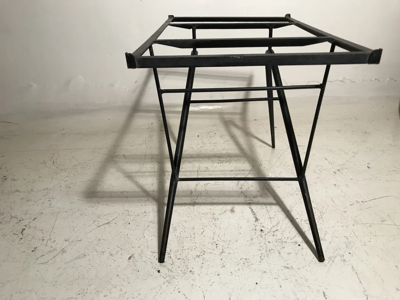 mesa de jardim antiga com estrutura metálica