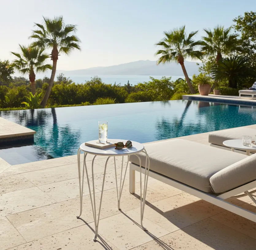 старинный садовый стол с напитком и солнечными очками