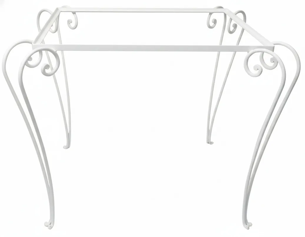 mesa antigua con patas decorativas en un ambiente de jardín