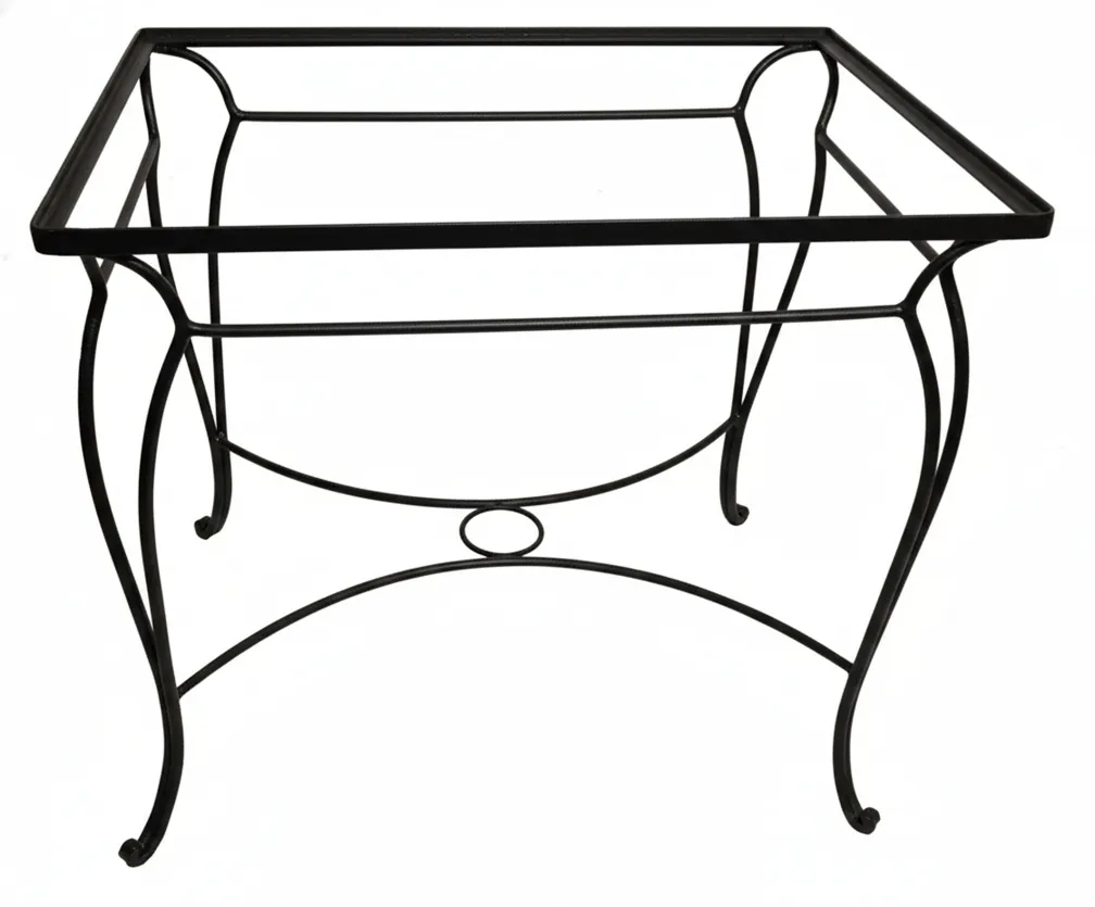 Mesa antiga de jardim com pernas curvas e design elegante.