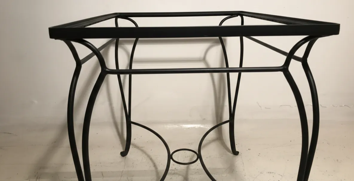 Tavolo antico con design semplice, perfetto per i giardini. Contesto di mobili da esterno.