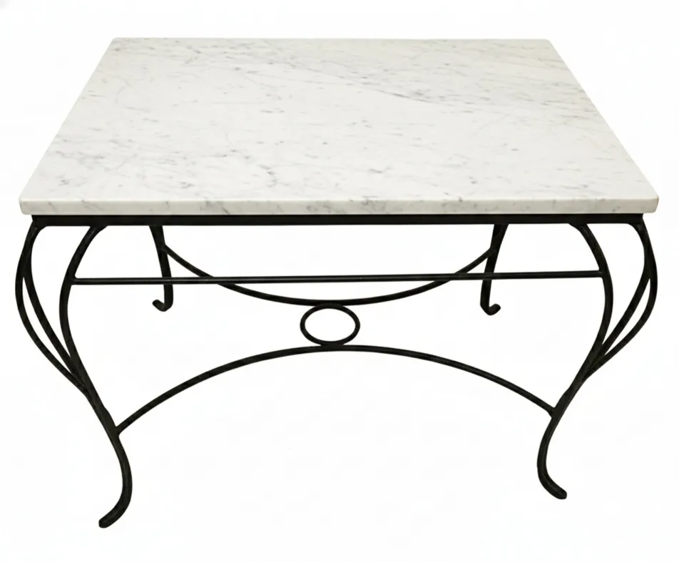 tavolo antico con superficie chiara e gambe decorative nel giardino