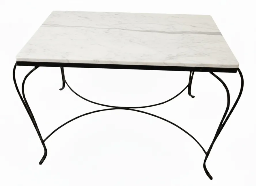 Mesa antigua para jardín con un diseño elegante