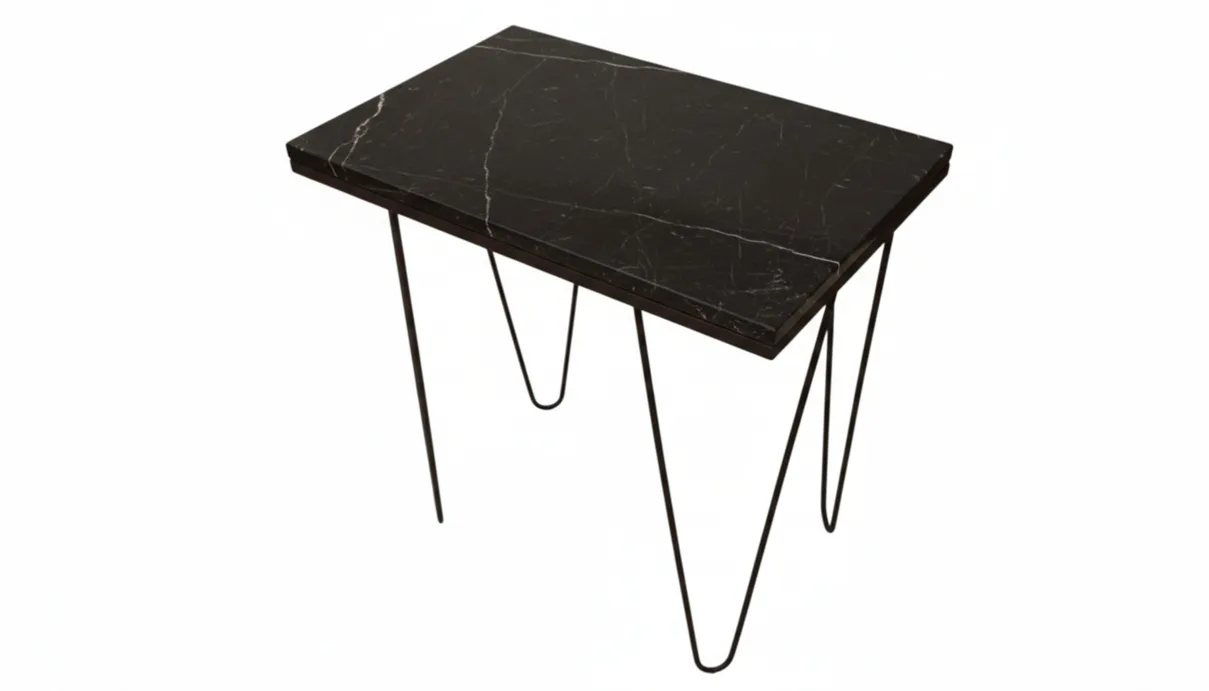 table antique de jardin avec des pattes fines et une surface noire