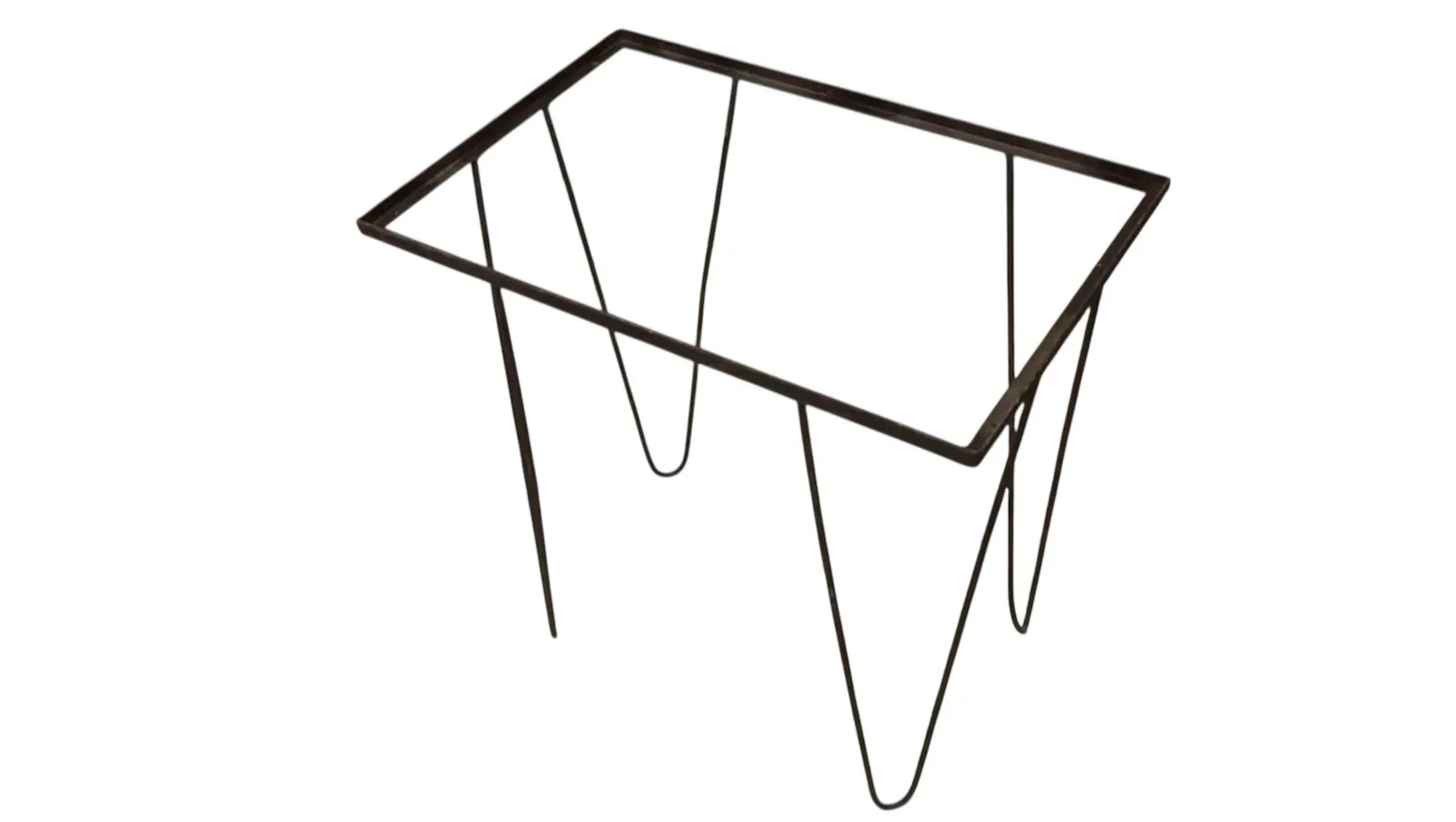 Alter Gartentisch mit einfacher und funktionaler Gestaltung.