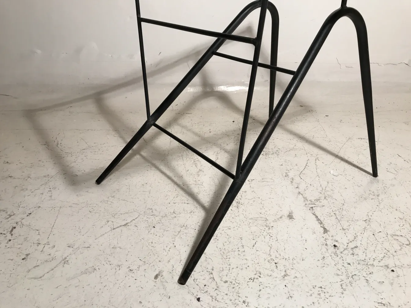 tavolo da giardino antico con design elegante e funzionale