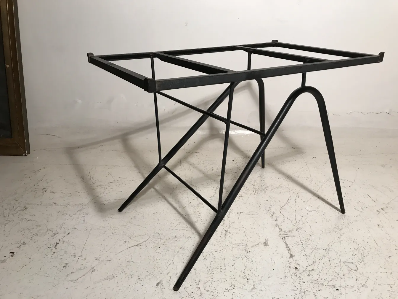 Старый садовый стол, видимая рама, простая атмосфера.