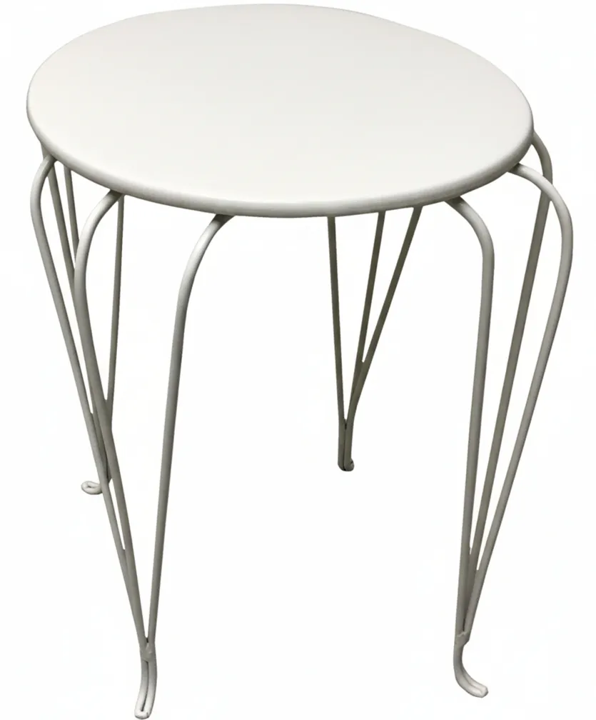 mesa de jardín antigua con patas elegantes y redondas