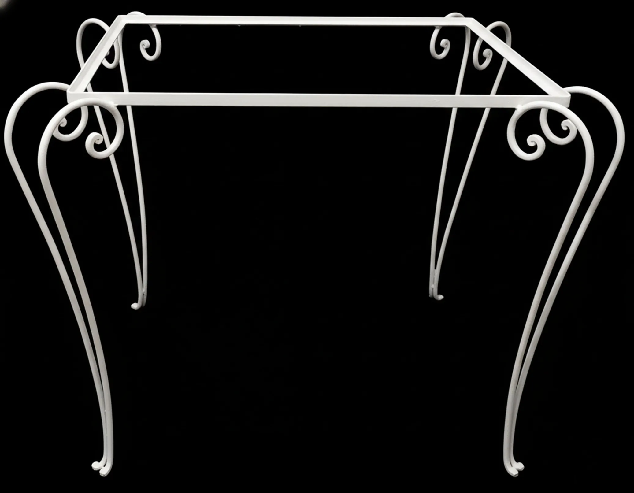 Mesa antigua con patas curvadas, en un fondo negro