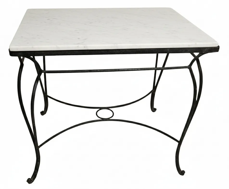 Mesa antiga de jardim com design elegante e pernas curvas.